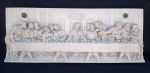 ARTE SACRA  Belíssima representação de Santa Ceia em resina, medindo 80 cm x 32 cm.