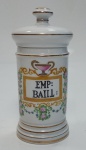 Belíssimo pote de farmácia em porcelana da marca Teixeira com inscrição EMP. BA II 1, medindo 24 cm x 11 cm.