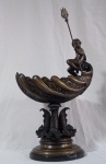 Belíssima Escultura ou Centro de mesa, feita em bronze cinzelado, representando figura mitológica com um tridente, sustentado por imponentes figuras de carpas. Medidas de 63cm x 38cm x 24cm.