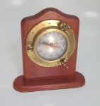 Belíssima escotilha de navio em bronze adaptado para porta relógio, medindo 24 cm x 22 cm. Relógio no estado e sem garantias futuras.