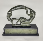 Villemon: "Mother & Child". Bela escultura art deco em bronze , com pátina verde , assinada "Villemon" , base em mármore negro , França 1930 . Med. 28 x 6 x 24 cm alt