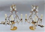 Par de elegantes "Girandoles" francesas estilo regence em bronze dourado para 3 luzes e placas em cristal . França circa 1950. Med. 30 x 14 cm prof x 48 cm alt
