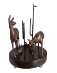 ART DECO: Belíssimo grupo escultórico em bronze , representando casal de cervos e filhotes com cactus ao fundo com aplicações de marfim , patina esverdeada e base em mármore negro , circa 1925. Med. 30 cm diam x 47 cm alt