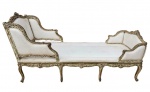 Super elegante chaise longue de duquesa no estilo Luis XV ,em madeira nobre patinada com discretos entalhes e oito pernas em cabriolet , França séc XIX . Med. 1,85 x 75 x 60 cm
