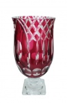 Belíssimo vaso em cristal finamente lapidado na cor rubi , base quadrada estrelada. Med. 32 cm  alt. (apresenta alguns bicados nas bordas )