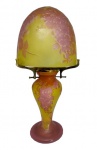 EMILE GALLÈ - Luminária de mesa em pasta de vidro trabalhado em cameo e decoração em tonalidades rubras e amarelo , assinado "Galle" , França circa 1910 . Med. 32 cm