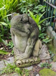 Escultura em pedra originária da Indonésia, representando sapo. Med. 63 cm alt e 34 x 32 cm (base) (retirada em São Conrado , obs: peça muito pesada)