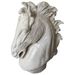 Belíssima escultura em faiança branca representando cabeça de cavalo , com alguns defeitos (no estado). Med. 70 cm alt x 35 cm larg