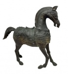 Escultura em metal representando cavalo árabe , procedente da Indonésia. Med. 42 x 40 cm alt