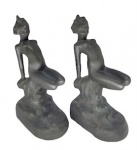Par de lindos serre-livres em bronze maciço, representando figuras de fauno femininas. Med. 19 cm alt