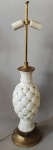Abajur em porcelana , em forma de abacaxi anos 60 . Med. 51 cm alt