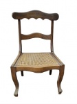 Cadeira baixa de calçar em jacarandá e palhinha (marcas do tempo) . Med.43 x 42 x 75 cm alt