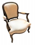 Poltrona estilo luis XV em madeira nobre assento e encosto estofados. Med. 60 x 70 x 87 cm alt