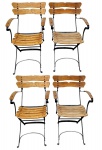 Conjunto de 4 lindas cadeiras dobráveis em teca e ferro forjado procedentes da Indonésia. (uma com pequeno defeito na madeira). Med.