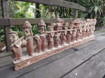 INDONÉSIA : Excepcional escultura de arte popular de Bali , entalhada em madeira e policromada representando cerimonia ritualista da cultura de Bali , circa 1920. Med. 1,50 x 40 cm alt