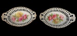 Par de lindas fruteiras em porcelana alemã com pintura floral e bordas fenestradas (não apresentam marcas). Med. 32 x 20 cm