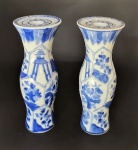 Par de belos castiçais em porcelana chinesa , azul e branco . Med. 25 cm alt