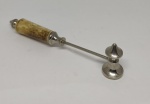 Antigo martelo para uso médico com cabo em marfim de morsa e metal prateado . Med. 20 cm