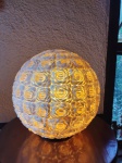 Bela luminária de mesa originária de Bali , executada em acrílico simulando flores . Med. 30 cm diam