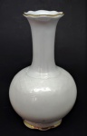 Vaso em porcelana europeia monocromático .Med. 18 cm alt