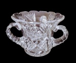 Elegante vaso em cristal da Bohemia com 3 alças . Med. 20 cm diam x 14 cm alt