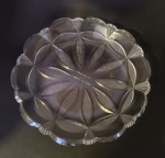 Par de belíssimos pratos de bolo em cristal finamente lapidado (bicados na borda). Med. 26 cm