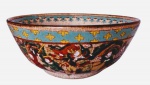 Bowl em porcelana Coreana , corpo decorado com pinturas de cenas de batalha ,com profusão de cores , borda em azul com detalhes em amarelo , interior com pintura de paisagem , séc. XIX /XX. Med. 15 x 10 x 6,5 cm