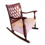 Rara cadeira inglesa de balanço infantil em madeira nobre com encosto vasado com tiras formando losangos , assento estofado em tecido . Med. 53 x 55 x 70 cm alt