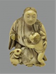 NETSUKE em marfim representando , mãe com menino e coelho , (falta uma das mãos) ,  assinado . Med . 4 x 2,8 cm