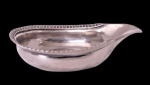 Pequeno porta confeitos em prata inglesa de forma ovalada , bordas em godrões , contraste de Londres e resquícios de marca do prateiro . Med. 13 x 8 x 3 cm alt  Peso 78 gr