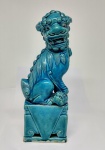 Escultura em porcelana chinesa esmaltada em azul representando "cão de Fó" sobre pedestal . Med. 25 cm alt