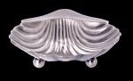 Cinzeiro em prata inglesa em forma de concha com pés em esferas , contraste de Sheffield   Med. 10 x 8 cm Peso 33 gr