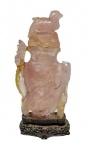 Antiga anfora chinesa executada em quartzo rosa sobre base original em madeira entalhada, séc. XIX/XX (no estado). Med. 22 cm alt com base