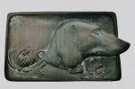 Linda placa em bronze cinzelado de excelente fundição com representação de cão perdigueiro , período art nouveau , circa 1900 , sem assinatura aparente. Med. 11x 7 cm