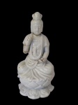 Escultura em porcelana chinesa "Blanc de Chine" representando "Kwan Yin" , a Deusa da misericórdia , sentada sobre Flor de Lótus  , séc. XX . (no estado) Med. 20 cm alt