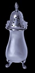 Sugar Caster em prata inglesa corpo liso , sobre quatro pés em garra , tampa fenestrada com pega em forma de pinha . Contraste de Birmingham de 1939 e marca do prateiro S&B. Med.17 cm alt Peso 163 gr