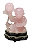 Antiga escultura chinesa esculpida em quartzo rosa , representando menino com balão, sobre base em madeira finamente entalhada , China séc XIX/XX (pequena falta na base). Med. 7 x 11 cm alt  com base (base 3 cm)