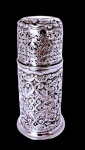SUGAR CASTER  em prata inglesa apresentando  corpo profusamente decorado com finíssimo cinzelado de forma redonda , tampa fenestrada. Contrastado.  Peso 185 gr . Med. 22 cm alt