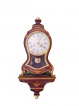 Relógio e peanha em madeira pintada na cor vinho e contornos dourados , marca Le Castel , modelo "Duchesse", (necessita revisão). Med. 50 x 28 x 12 cm