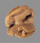 Gyokuseki (atribuído).NETSUKE em marfim representando coelho e tartaruga, assinado na base. Med. 4 x 3 cm