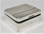 Caixa em prata inglesa corpo liso em linhas retas , tampa com fino cinzelado , contraste de Birmingham . Med 10 x 9 x 5 cm alt  Peso total : 322 gr