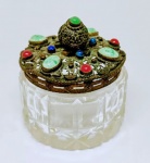 Porta joias francês em cristal lapidado com tampa em bronze dourado com incrustações de pedras coloridas . Med. 7 cm diam x 7 cm alt