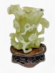 Extraordinária escultura chinesa em raro jade de cor branca , representando floreira com finos detalhes , com base original em madeira . China , séc XVIII/XIX. Med.8 x 8 cm alt  e 3,5 cm alt (base)