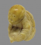 NETSUKE em marfim representando  menino com bicho . Med . 3,5 x 3,5 cm alt