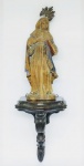 Nossa Senhora: Imagem em madeira entalhada com resquícios de policromia , olhos  de vidro e resplendor em metal . séc XIX , acompanha peanha em madeira . Med. 23 cm alt