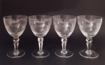 Serviço em fino cristal com bojo em lapidação diamante , constando de : 8 taças de champanhe (12,5 cm) ,12 taças de vinho branco (12,5 cm) , 4 taças de vinho tinto (14,5 cm ) , 8 taças para água (16 cm ) e 8 taças para Porto. Total 40 peças