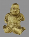 NETSUKE em marfim representando menino sentado , assinado . Med . 4 cm alt