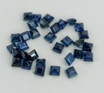 Lote de safiras azuis , calibradas quadradas contendo 3,12 k . Med. 2,2 x 2,2 mm e 2,3 x 2,3 mm