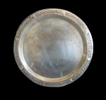 WMF: Bandeja circular em metal espessurado a prata com bordas decoradas em relevo da marca alemã WMF , circa 1920. Med. 35 cm diam