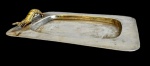Elegante bandeja em metal prateado com elemento decorativo em metal dourado , representando camarão . Med. 36 x 26,5 cm